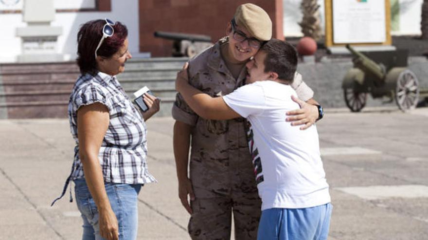 El niño Alberto se abraza al soldado José Francisco Gutiérrez. | fuselli