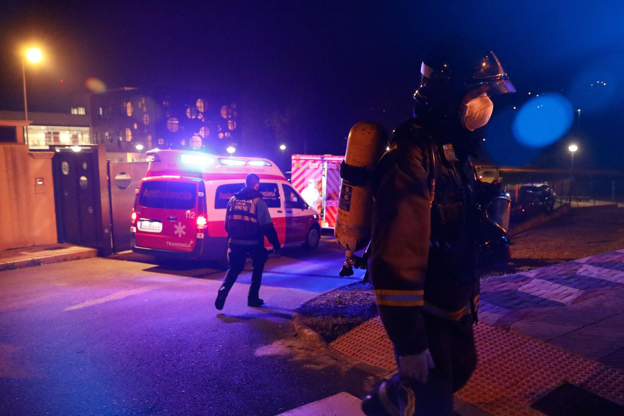 Un incendio obliga a desalojar a pacientes mayores con covid del centro de Barros