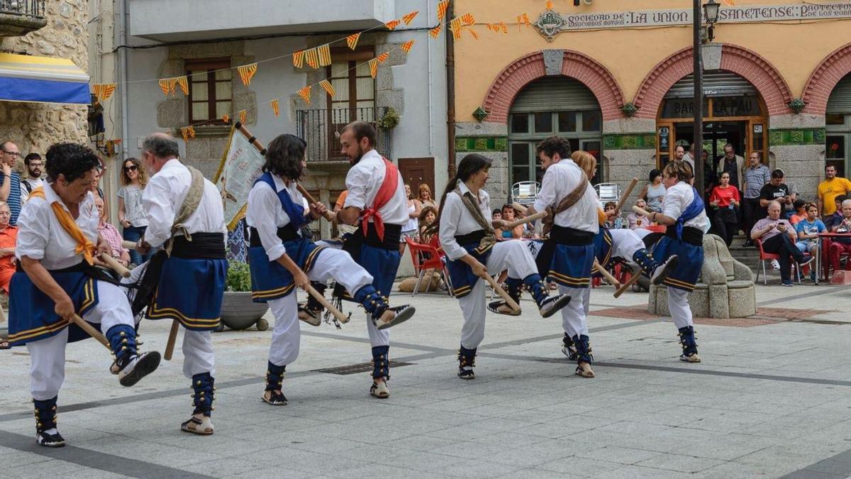 La colla bastonera Els Picots del Fluvià obren els actes de la darrera jornada, diumenge