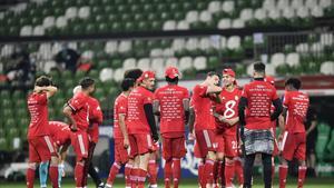 lmendiola53779127 bayern munich s players celebrate end of the german bundesli200616225957