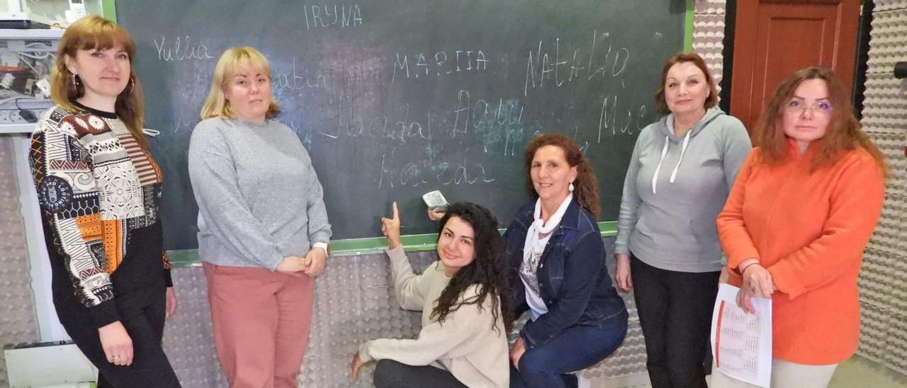 Varias mujeres ucranianas de Maceda que aprenden español con la concejala y maestra jubilada Ana Rodríguez.