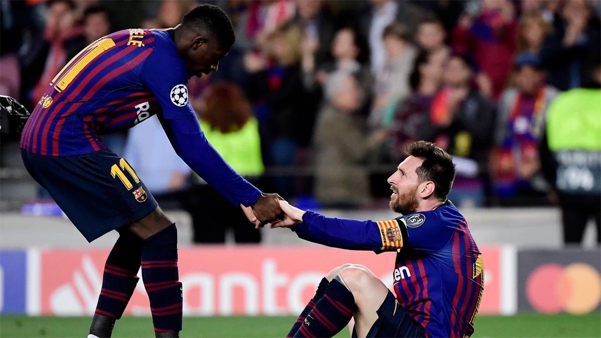 Dembélé levanta a Messi tras fallar un gol cantado ante el Liverpool