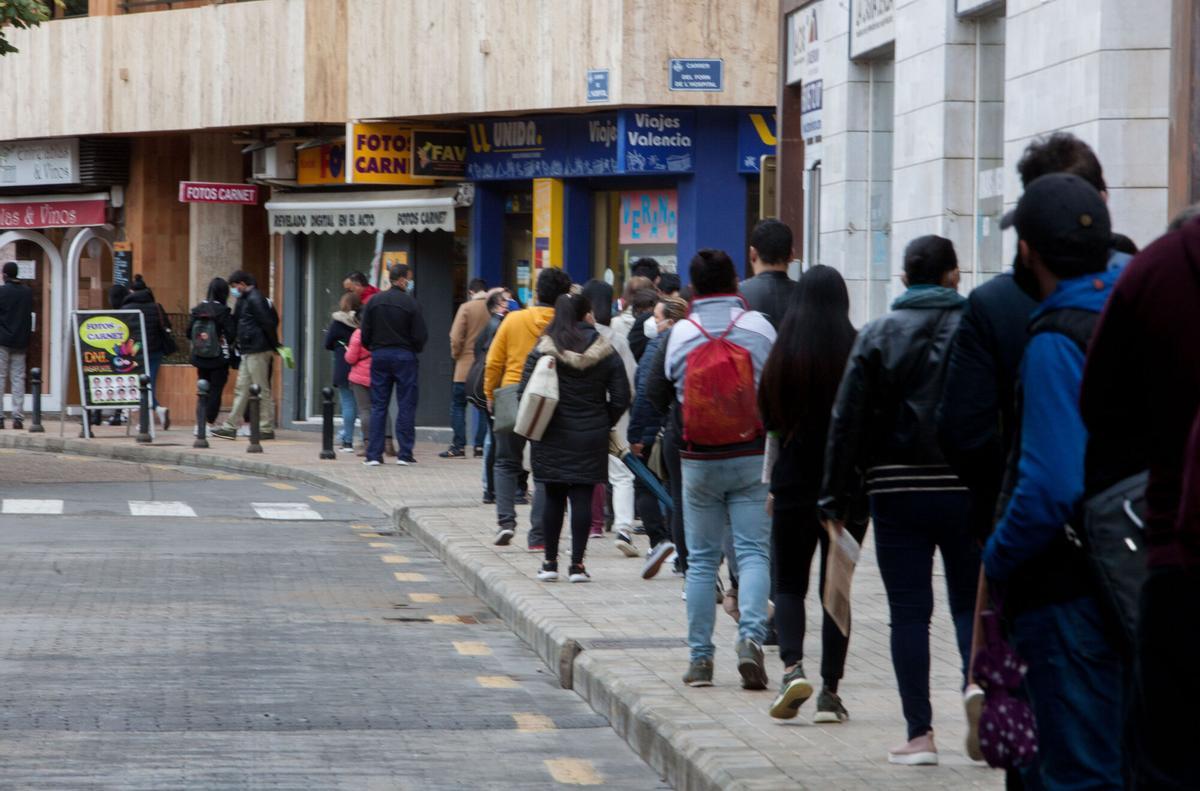 Valencia. Colas para renovar el DNI en la oficina de la calle hospital. COMISARIA POLICIA NACIONAL CALLE HOSPITAL . COLAS DE GENTE CON MASCARILLA PARA RENOVAR EL DNI. CRISIS CORONAVIRUS. PANDEMIA COVID 19