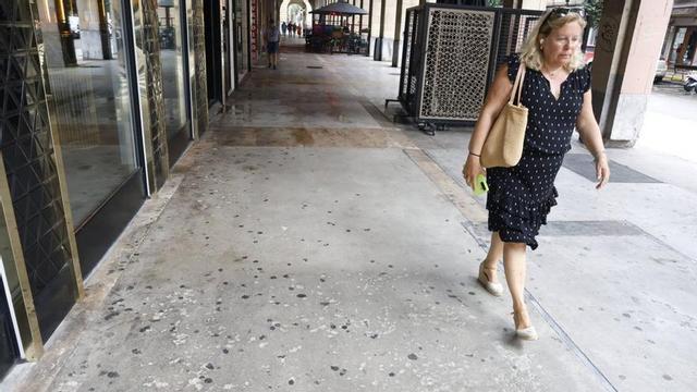 Uno de los tramos degradados y con chicles de la acera bajo los soportales de Marqués de San Esteban. | ÁNGEL GONZÁLEZ