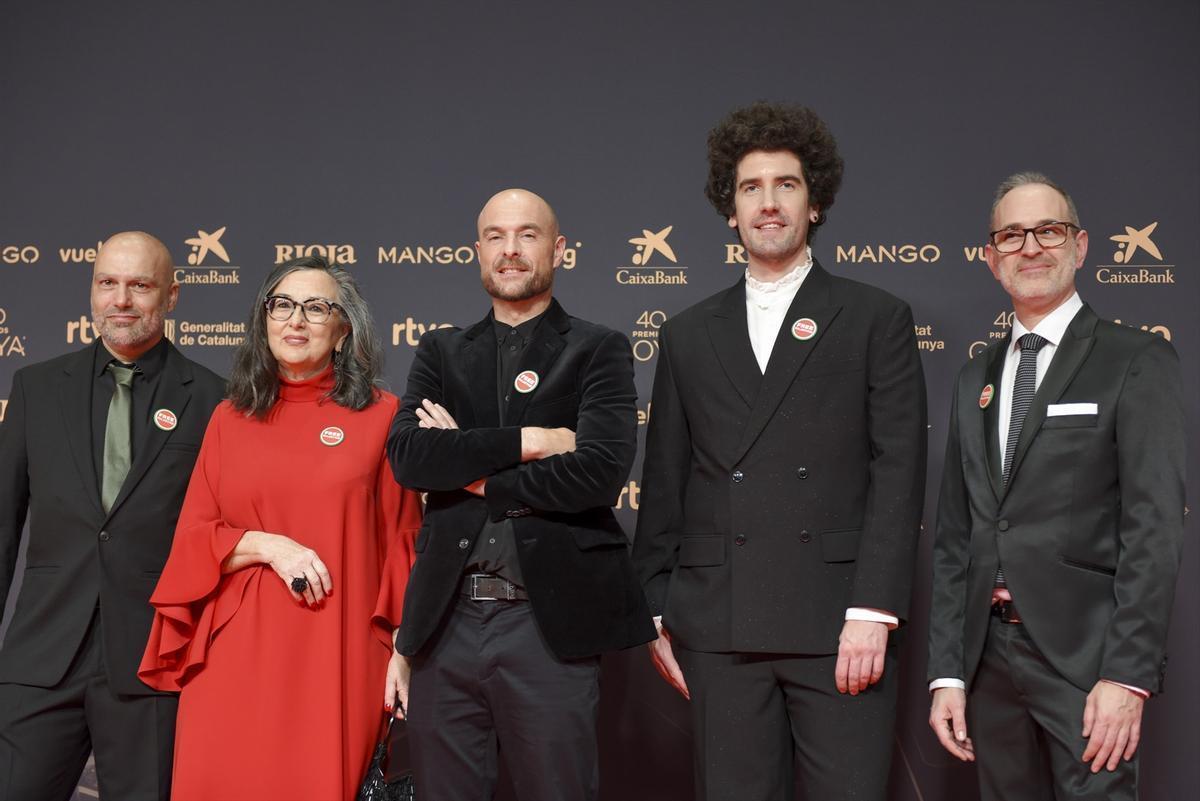 El director de Glow, José María Fernández de Vega (derecha), con el equipo de 'Decorado', en la alfombra Roja de los Goya.