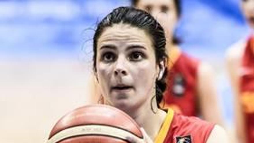 Laia Solé, a punt de llançar un tir lliure durant l&#039;europeu sub-20