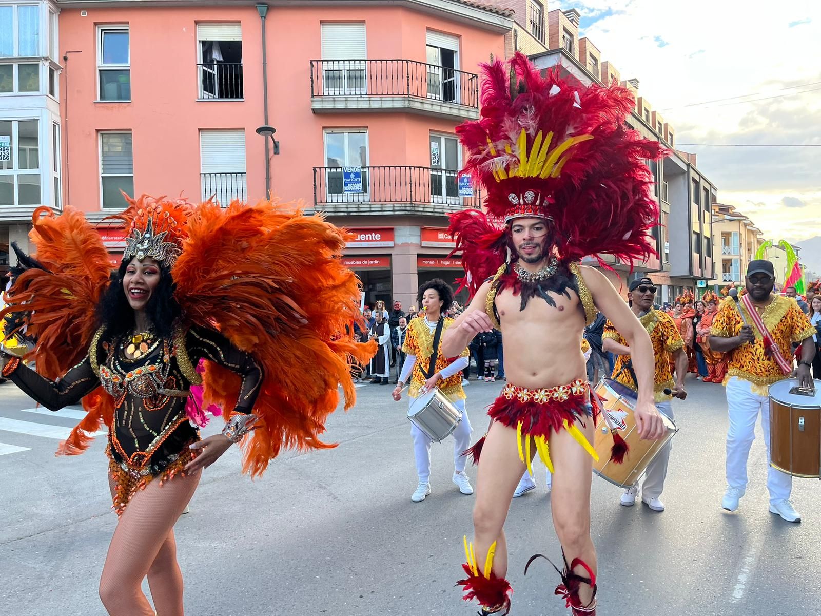 La locura del carnaval llena Posada de Llanes: así fue el multitudinario desfile