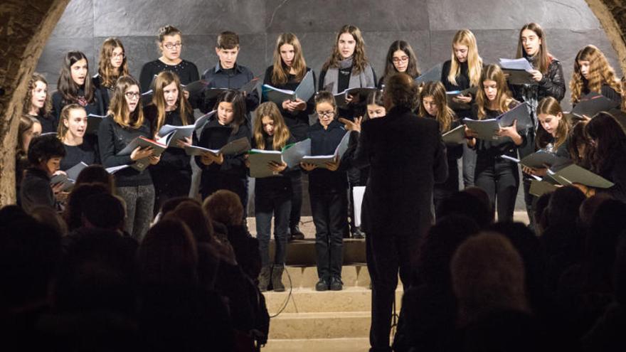 Els alumnes de la coral de l&#039;Escola Municipal de Música de Berga durant l&#039;actació.