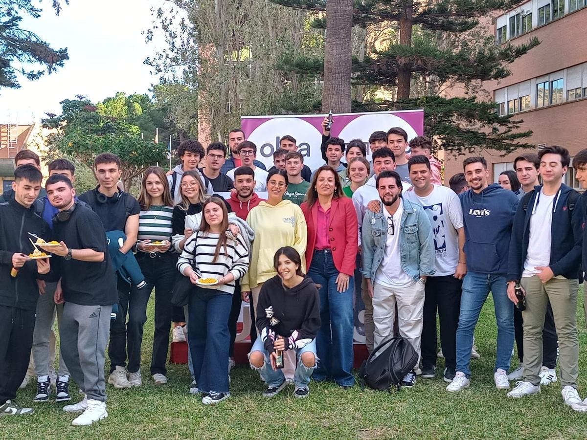 Olga Guerrero, rodeada por estudiantes.