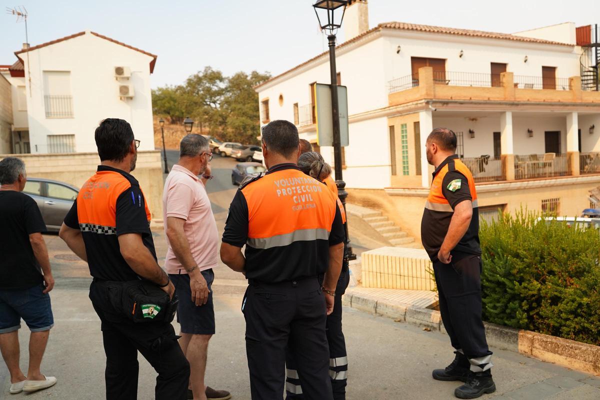 El Castillo de las Guardas (Sevilla). Vecinos desalojados por el incendio de Niebla, en Huelva.