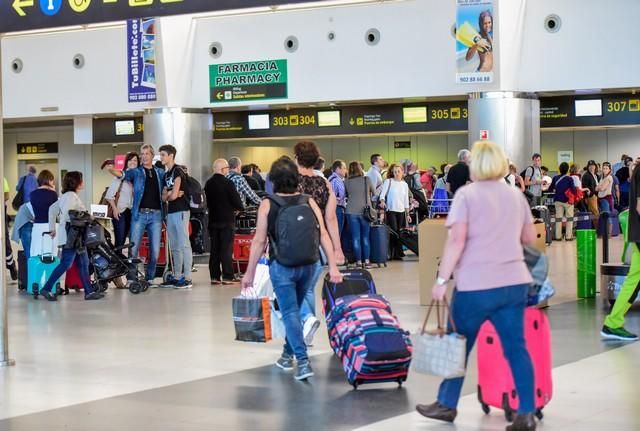 Llegada y salida de turistas en el aeropuerto