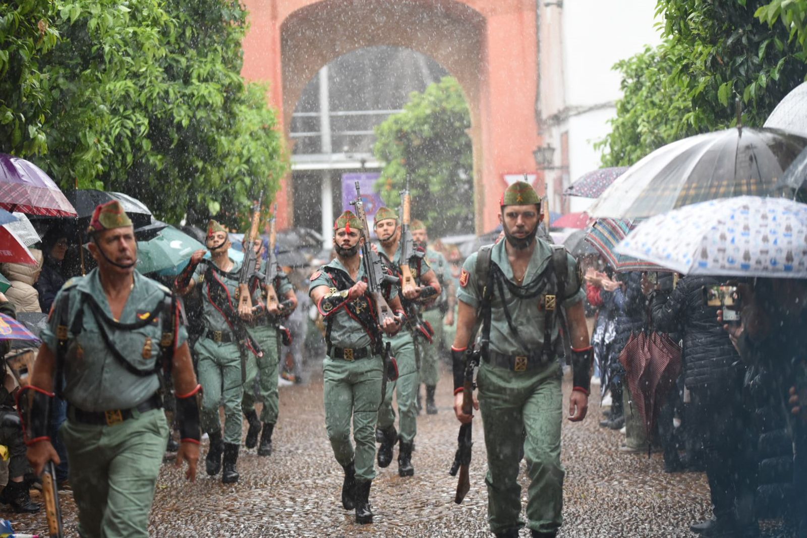 La Legión arropa al Cristo de la Caridad