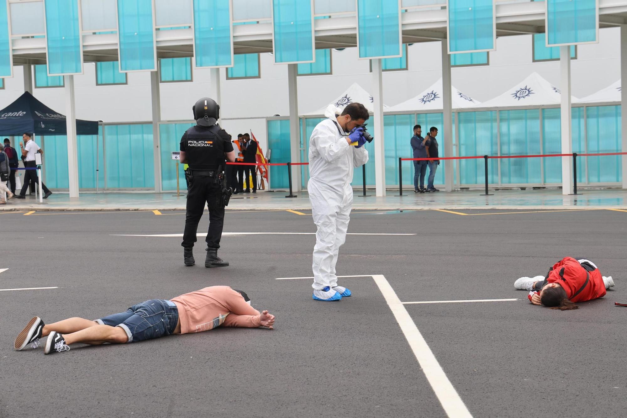 Simulacro de atentado terrorista realizado por la Policía armada en el puerto de Alicante