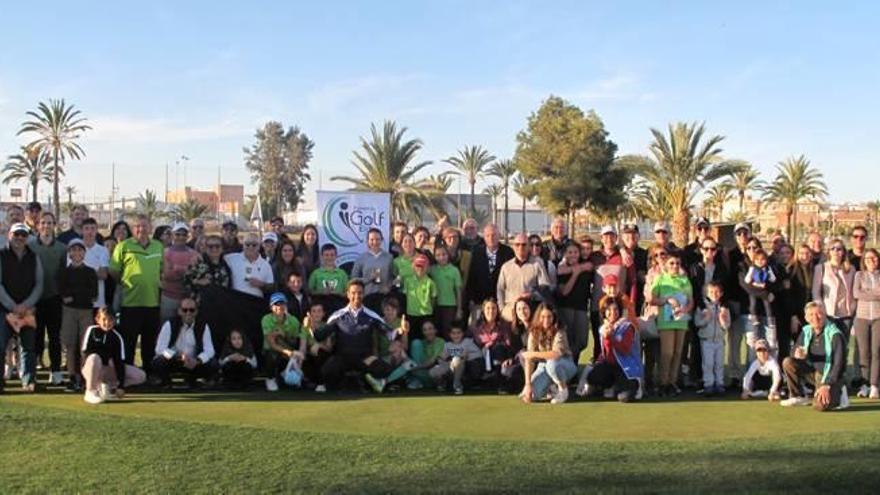 Jugadores, acompañantes y familiares en el evento de la Escuela de Golf de Elche.