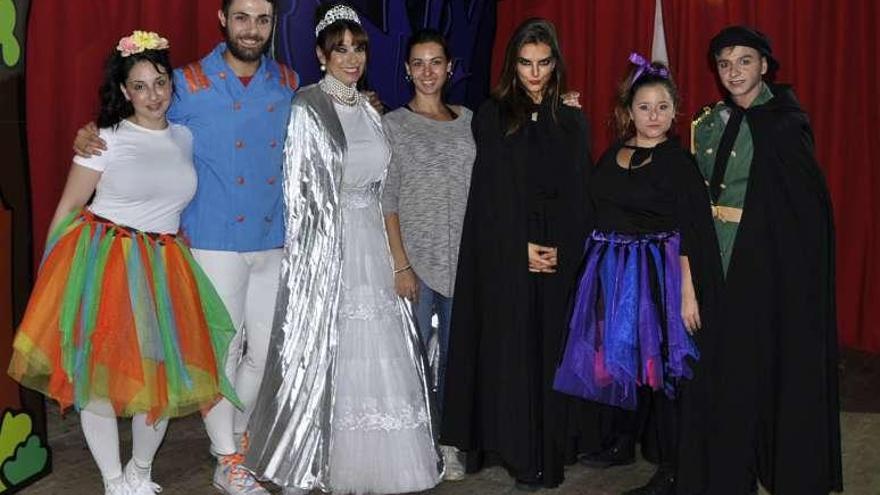 Actores participantes en el musical puesto en escena en Puerto de Vega.