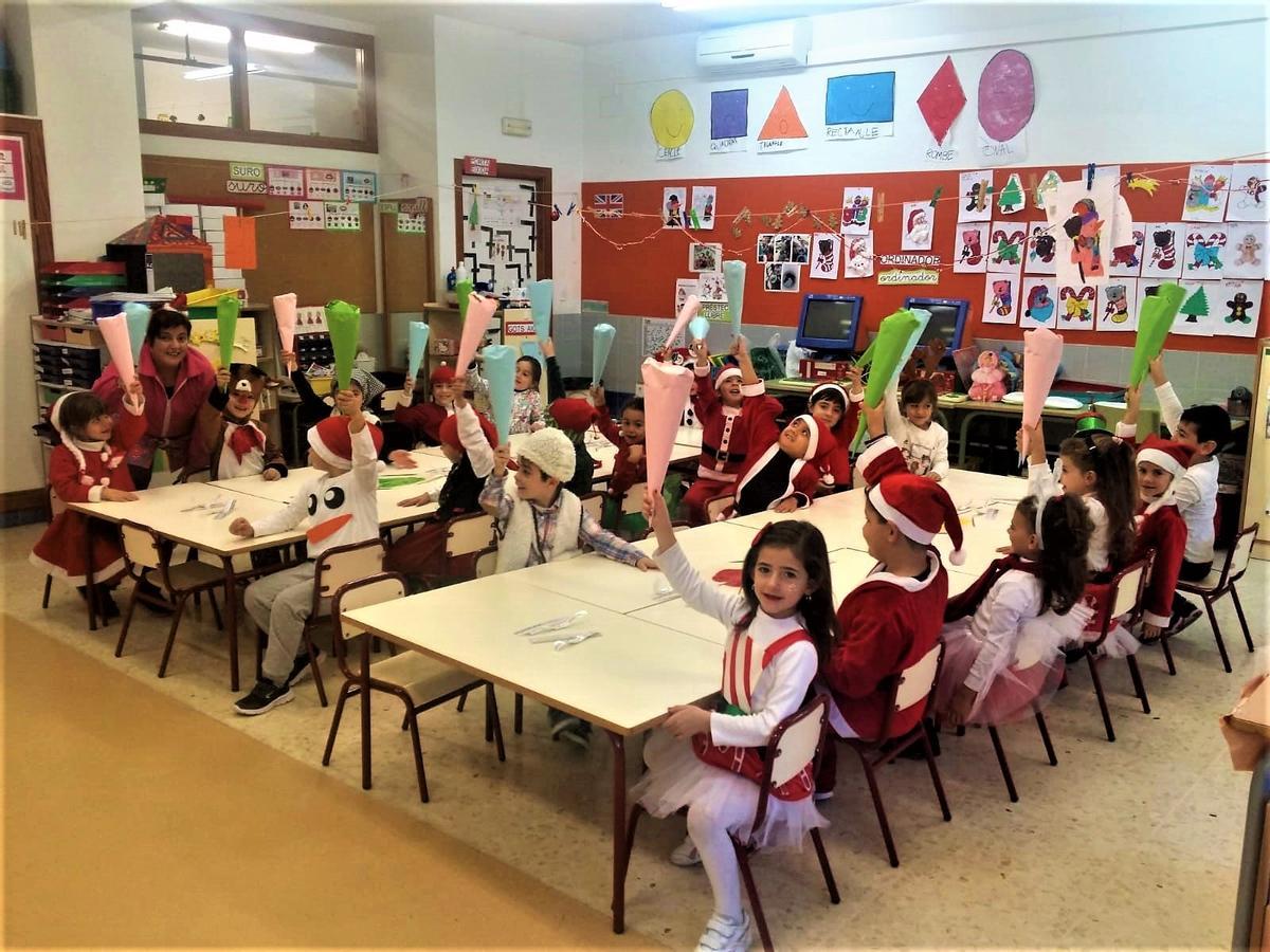 Reparto del tradicional cartucho en los colegios de Santa Pola