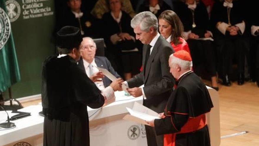 Un momento ayer del acto celebrado en la UCV para investir doctor honoris causa a Suárez a título póstumo.