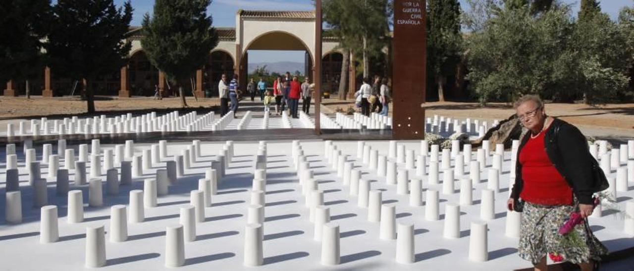 Panorámica del monumento dedicado a las víctimas de la Guerra Civil espoañola que se inauguró en Algemesí en el año 2012 .