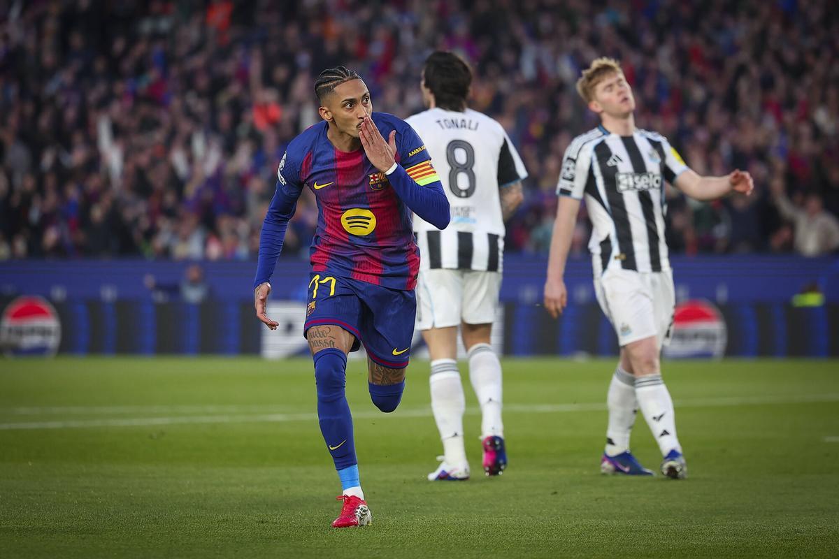 Raphinha celebra uno de sus goles con el FC Barcelona