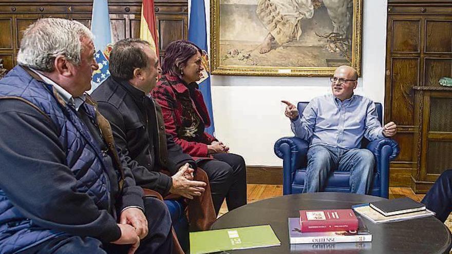 Reunión de Baltar con directivos de Coral de Ruada. // FdV