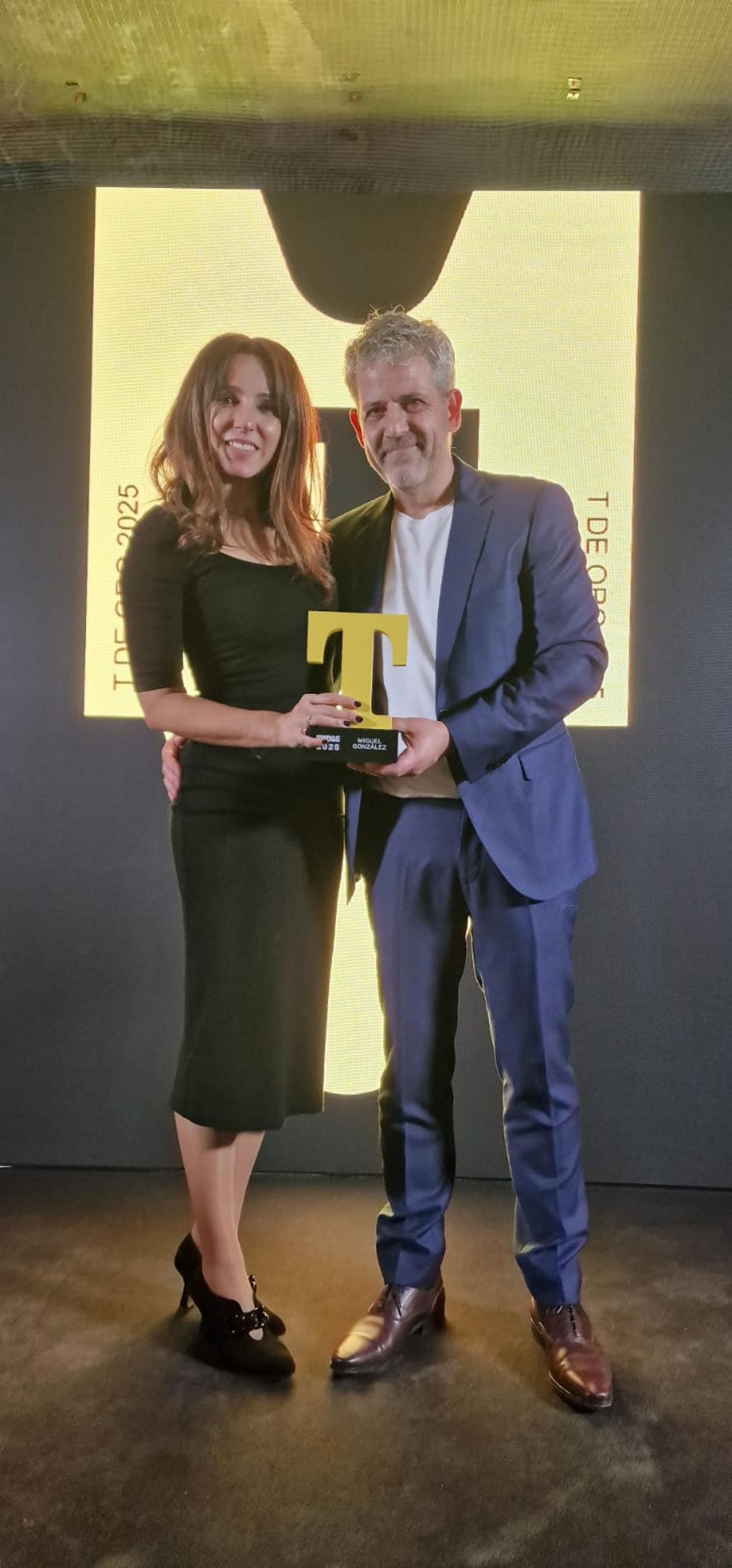 Miguel González y Laura Nóvoa, en la recogida del premio.
