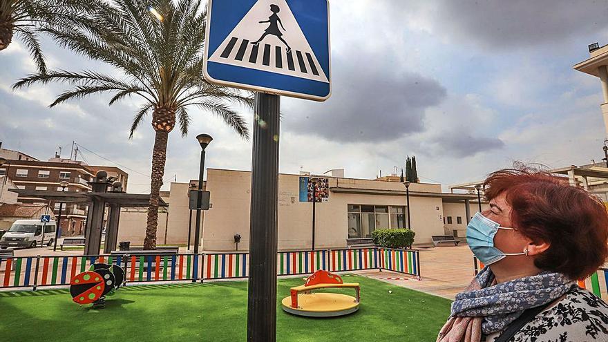 Una mujer observa una de las señales colocada cerca de un parque con la figura de una mujer y, en la otra imagen, la que representa a una fémina con diversidad funcional. | TONY SEVILLA