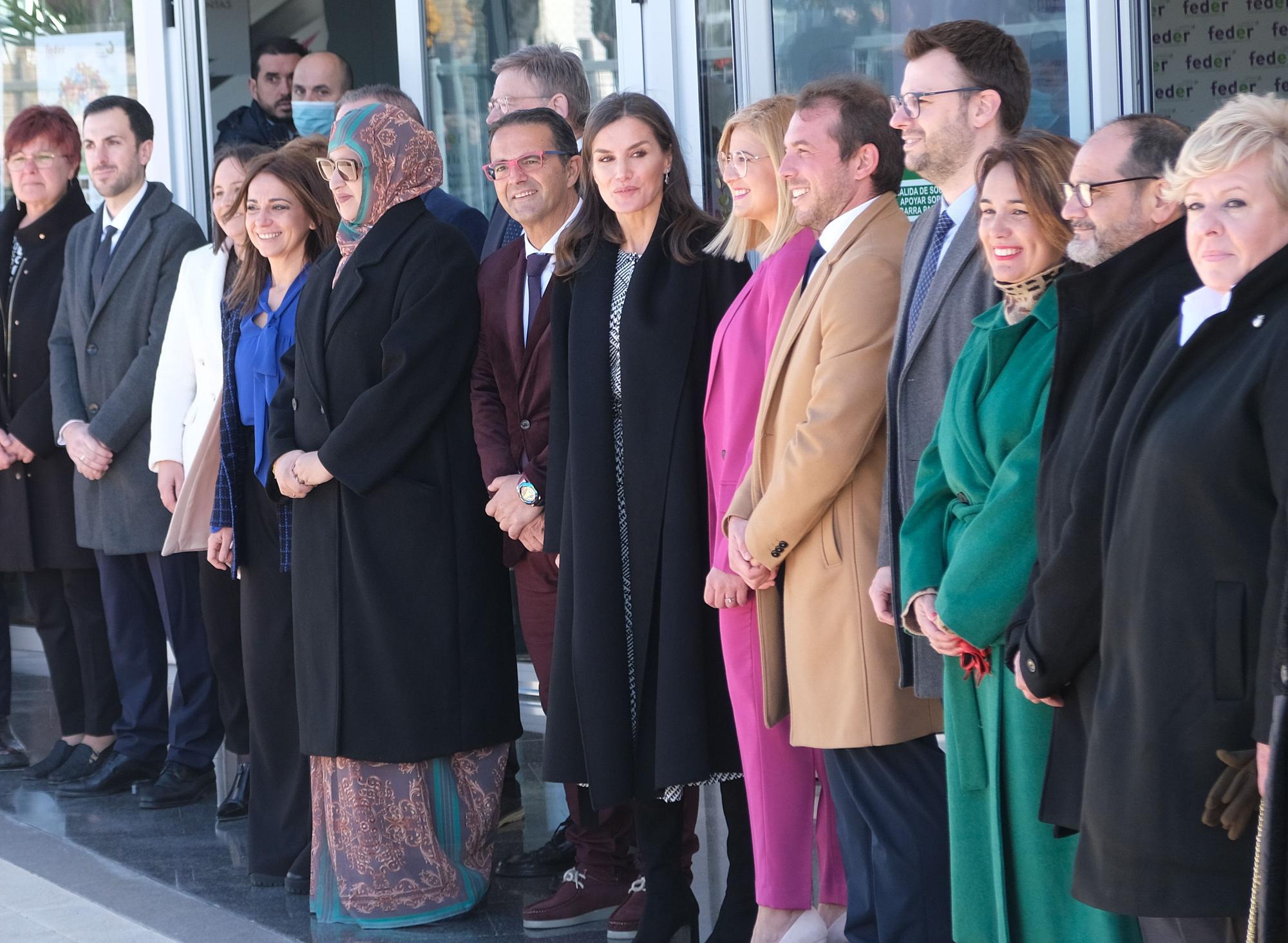 Recibimiento por todo lo alto y con gritos de "guapa" a la reina Letizia en Petrer