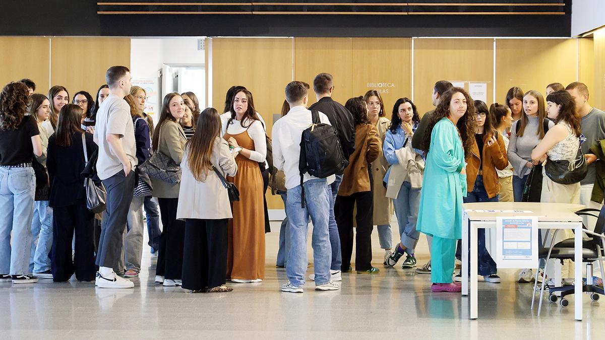 Jornadas de puertas abiertas en el Hospital Álvaro Cunqueiro para los futuros residentes .