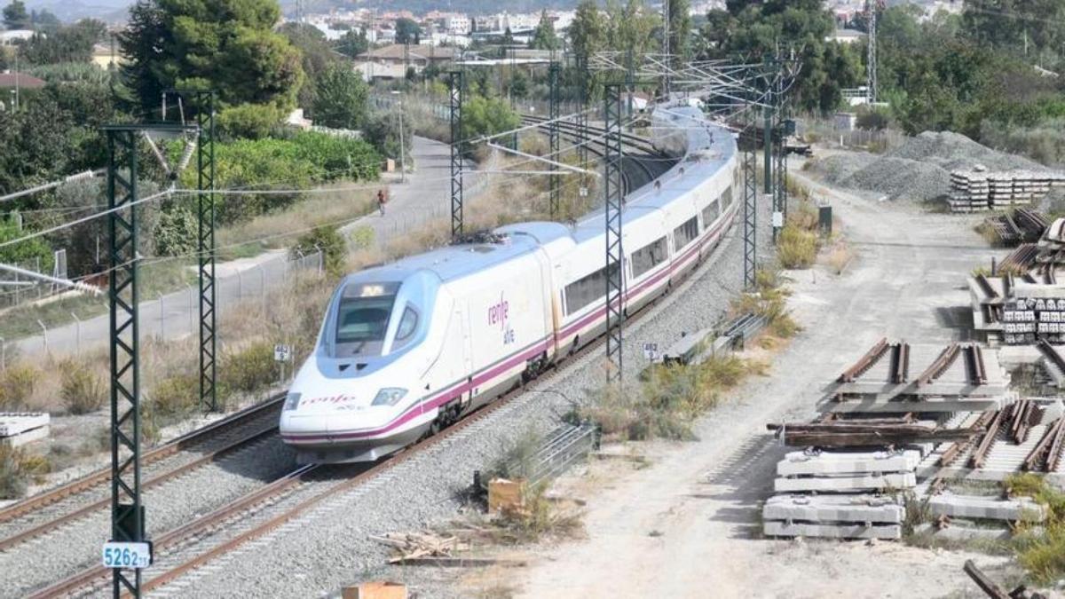 El tren que prueba la línea del AVE entre Orihuela y Murcia.