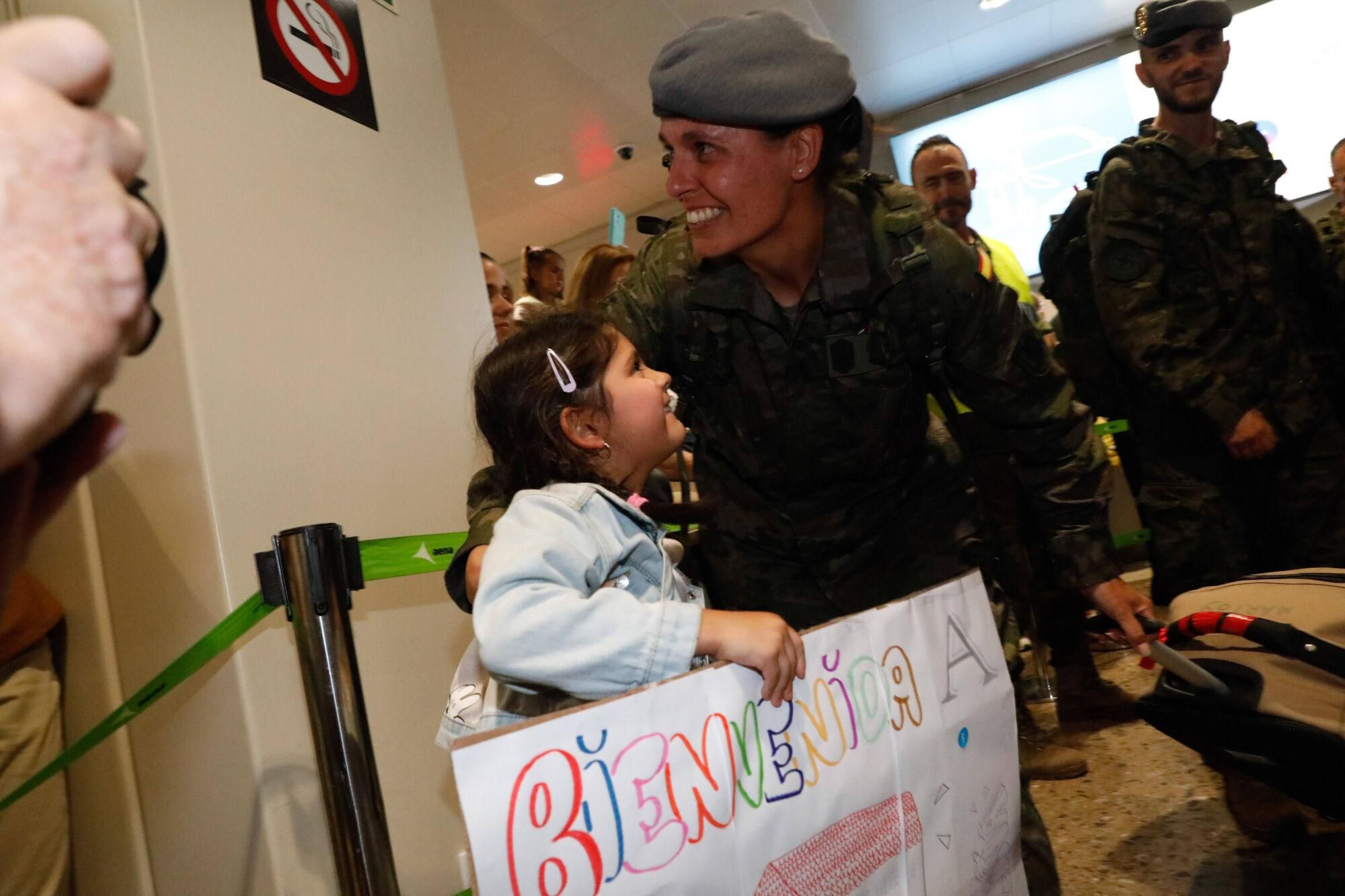 EN IMÁGENES: El regreso a Asturias en el aeropuerto del batallón "Toledo" tras meses en Eslovaquia