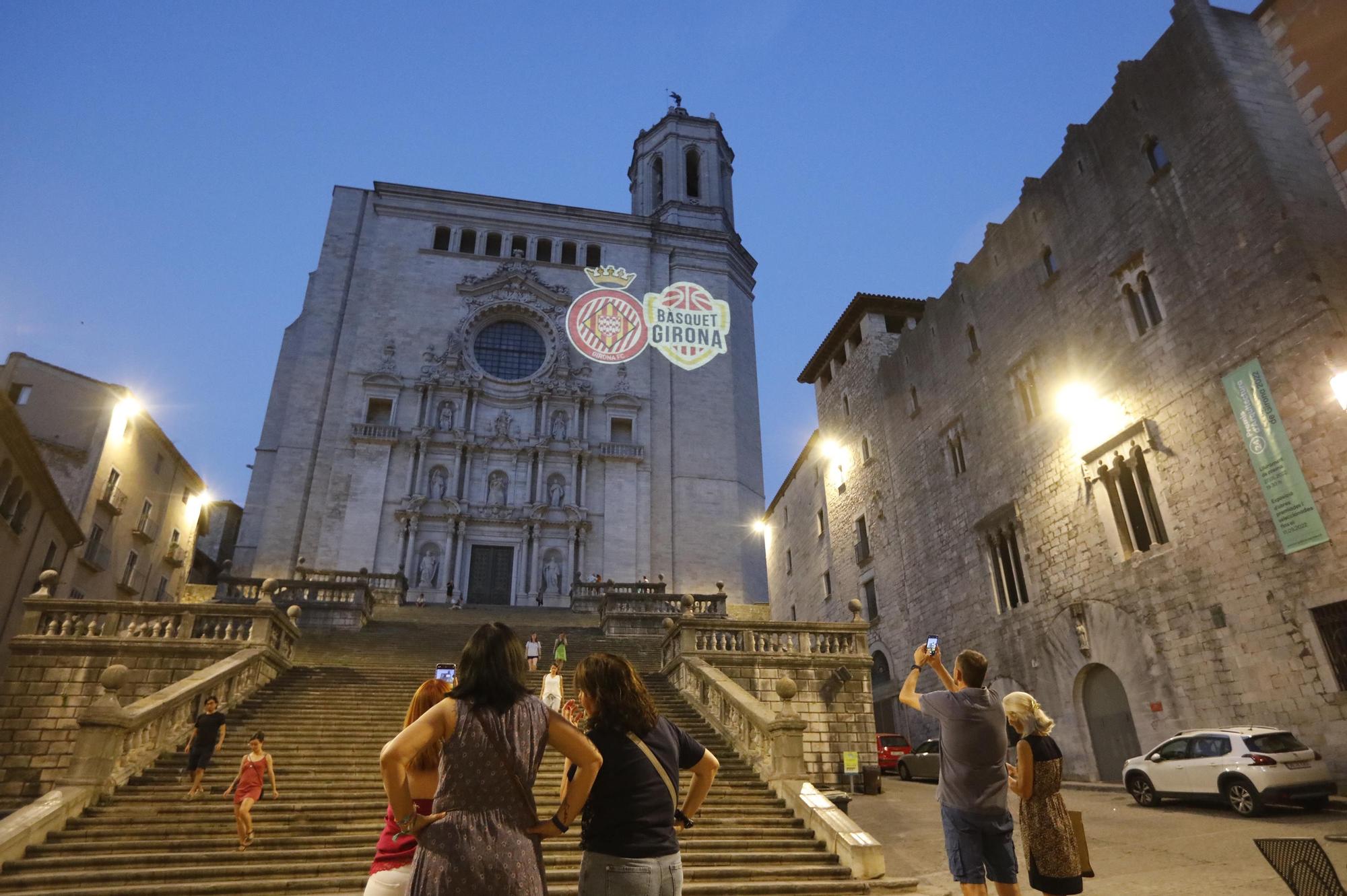 Els escuts del Girona i el Bàsquet Girona llueixen a la catedral