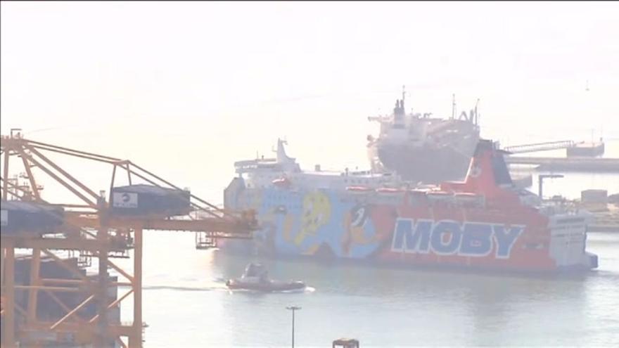 El barco 'Piolín' abandona el puerto de Barcelona