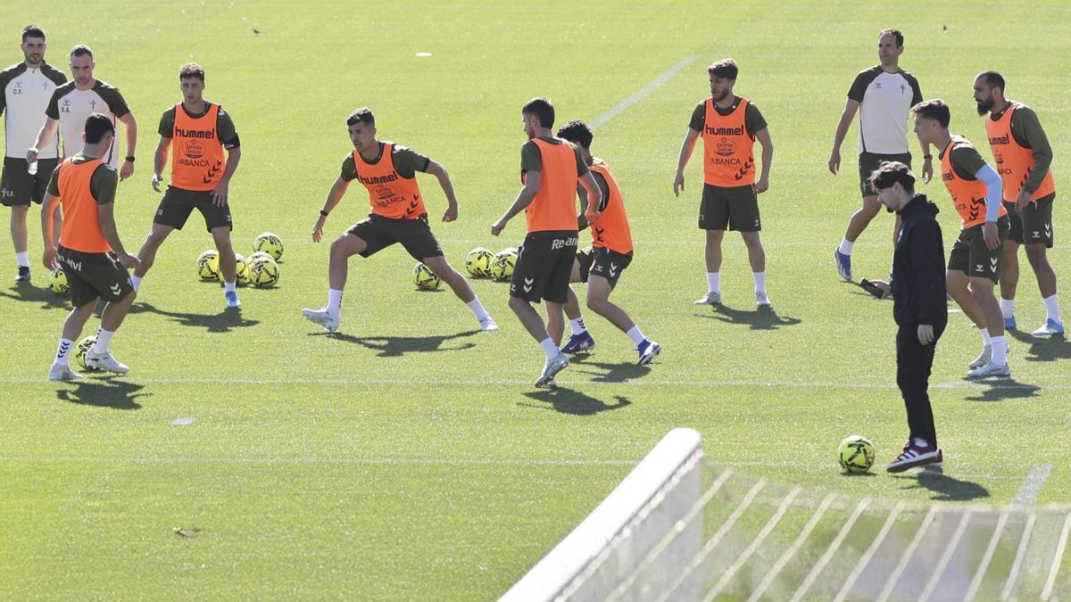 Jugadores del Celta, durante un ejercicio en la mañana de ayer en Afouteza. | ALBA VILLAR