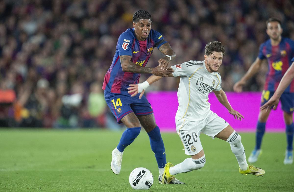 Rashford, que jugó de extremo derecho, supera a Fran García durante el clásico entre el FC Barcelona y el Real Madrid en el Camp Nou.
