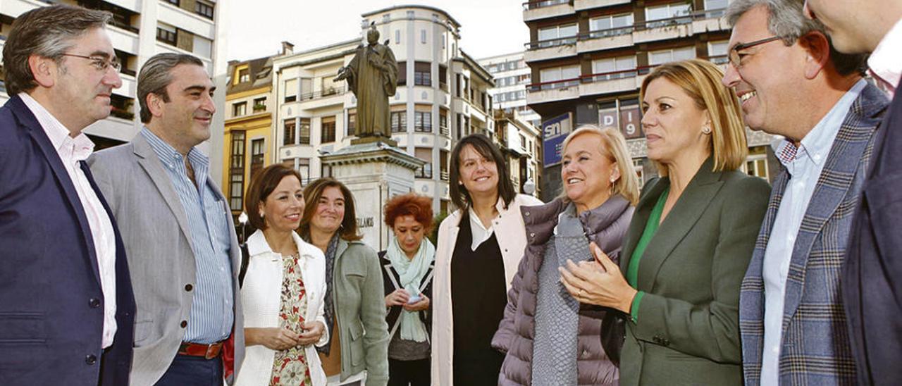 Por la izquierda, Pablo González, Carlos Suárez, Ángeles Fernández-Ahúja, Sofía Cosmen, Isabel Casielles, Susana López Ares, Mercedes Fernández, Cospedal, Mariano Marín y David Medina, con la estatua de Jovellanos de fondo.