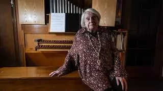 Montserrat Torrent, la organista decana (y sorda), cumple 100 años: "La música es el mejor medicamento, todo lo demás falla en la vida"