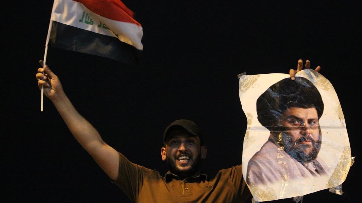 Un seguidor de Al Sadr celebra la victoria.