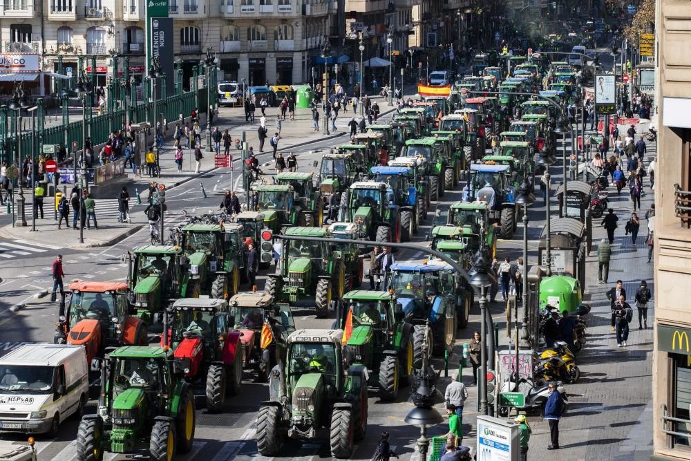 FOTOS: La tractorada de los agricultores toma València