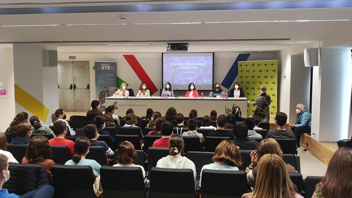 Cerca de 350 estudiantes participan en la jornada ‘Ciencia y tecnología en femenino’