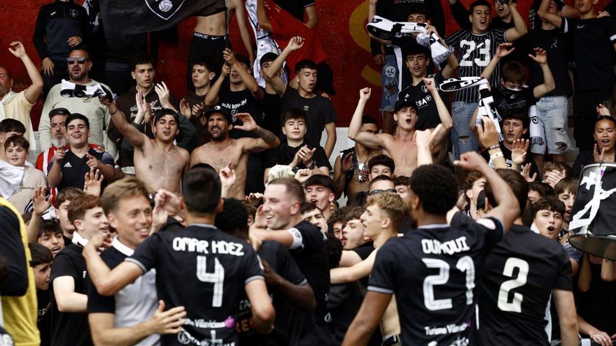 Los jugadores del Lealtad celebran con su afición el triunfo ante el Sporting Atlético en la fase de ascenso. | MARCOS LEÓN