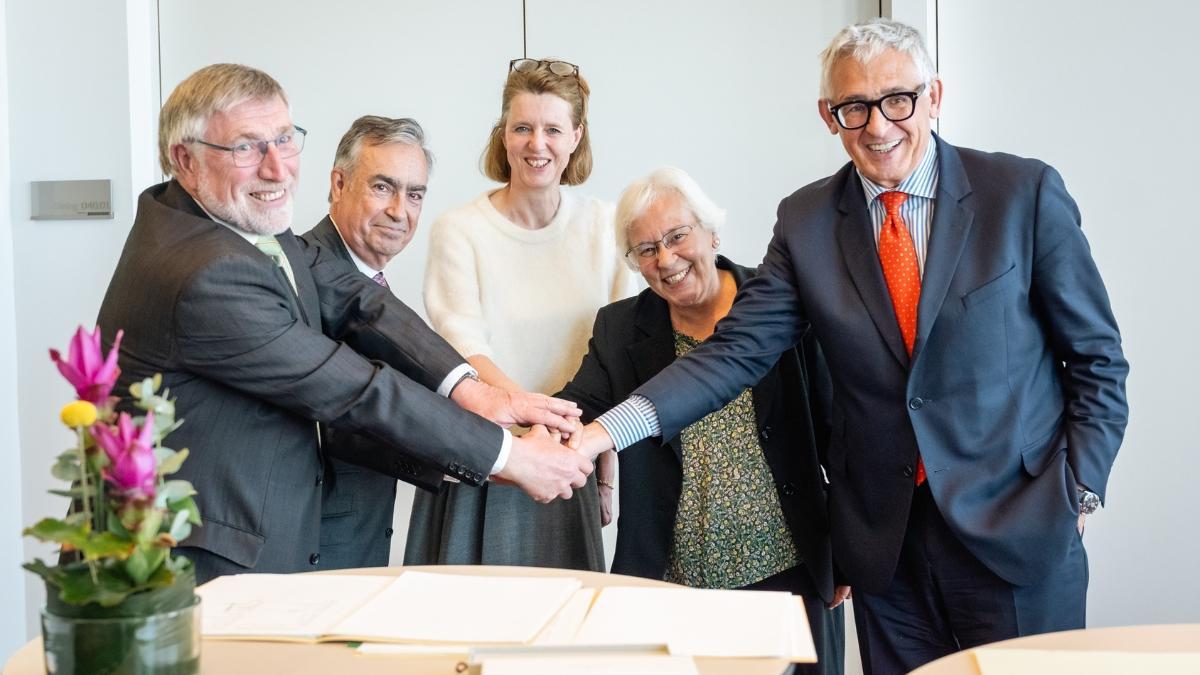 Ceremonia de firma del euro digital, 23 de abril de 2026. Philippe Kempeners, miembro del Consejo de Administración y tesorero de la ECPC; Juan Carlos Martín Guirado, miembro del Consejo de Administración de la ECPC; Evelien Witlox, directora del euro digital del BCE; Ana Grade, directora general de la ECPC; y Piero Cipollone, miembro del Comité Ejecutivo del BCE