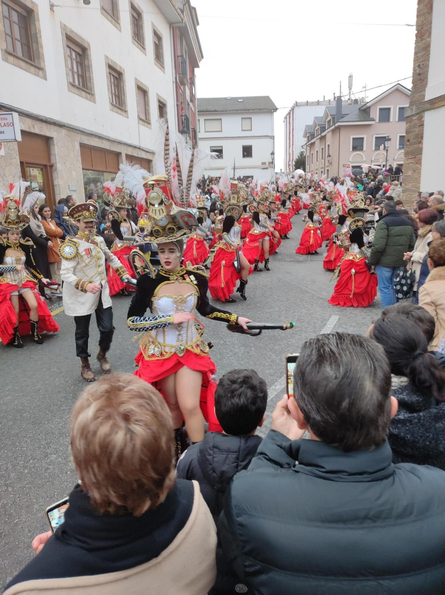 En imágenes: Las calles de Tapia se llenan para ver su vistoso desfile de Carnaval