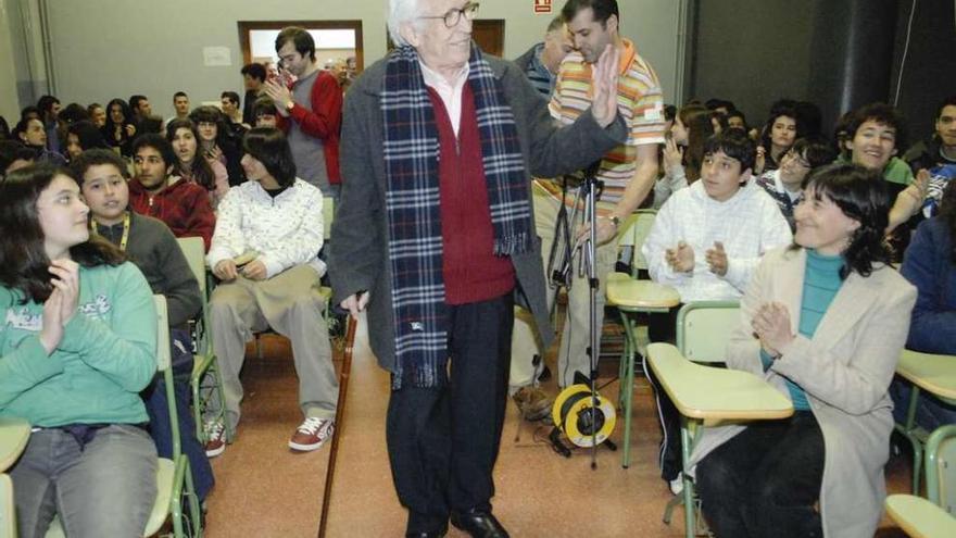 Neira Vilas é recibido con aplausos polos alumnos do instituto oleirense durante unha visita en 2010.