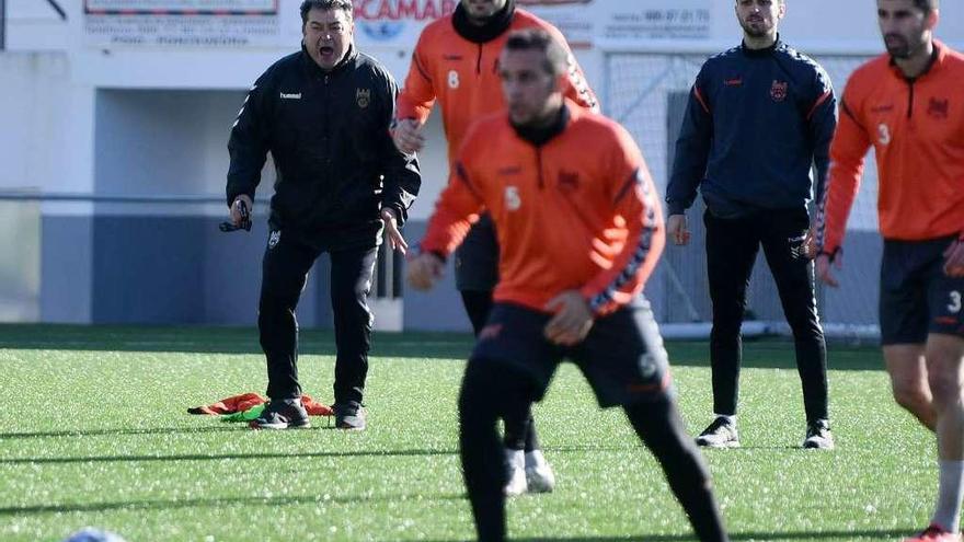 Pouso (al fondo) dirigiendo un entrenamiento del Pontevedra en el campo de A Seca de Poio. // Gustavo Santos