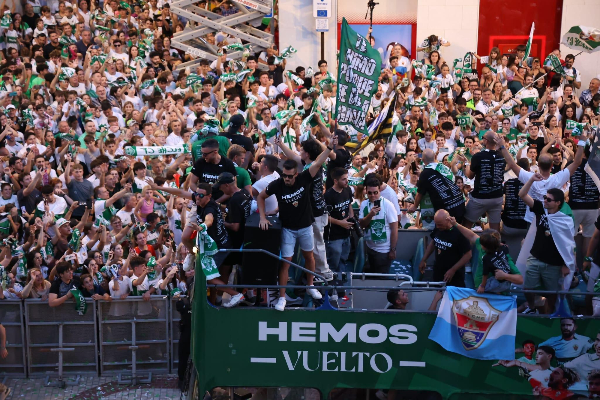 El Elche CF celebra el ascenso a Primera con una rúa en autobús hasta la Plaça de Baix
