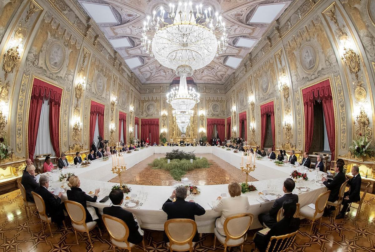 El presidente italiano Sergio Mattarella se reúne con los líderes del G20 y sus cónyuges durante una cena en el Palacio Quirinale al margen de la cumbre del G20 en Roma.