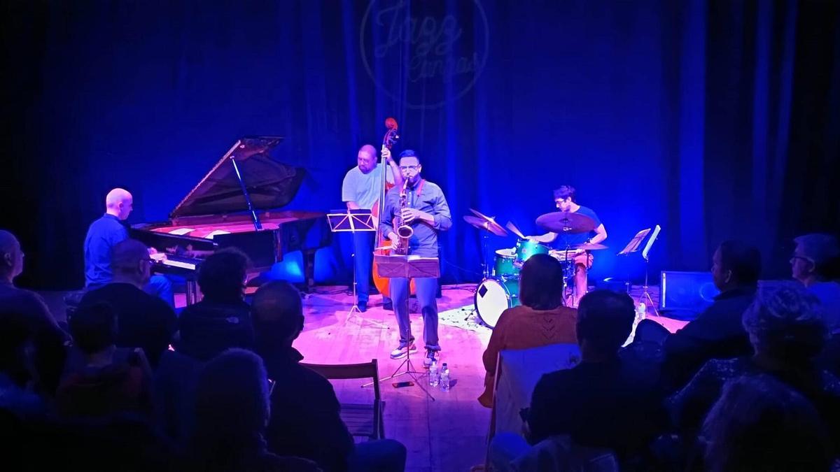 Un momento do concerto de  Roberto Nieva, co público no  escenario.