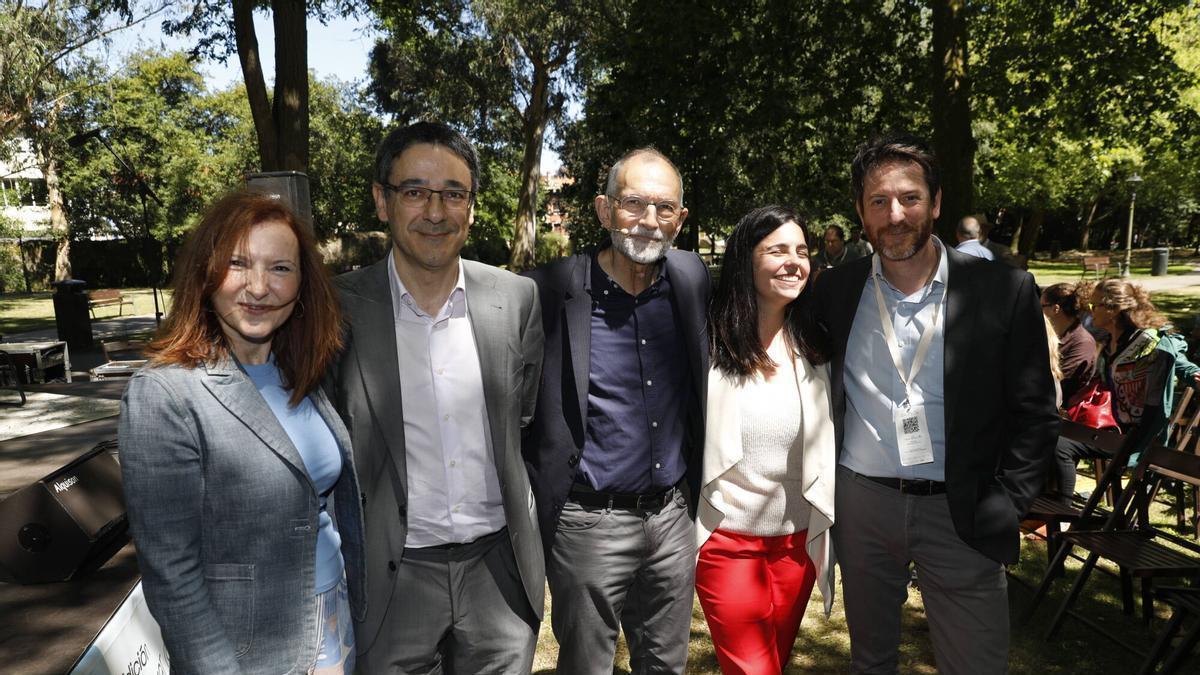 Por la izquierda, Eugenia Suárez, Pedro Prendes, Víctor Viñuales, Isabel Martínez y Julio Lumbreras, ayer, en el parque de Ferrera, antes del inicio del coloquio.