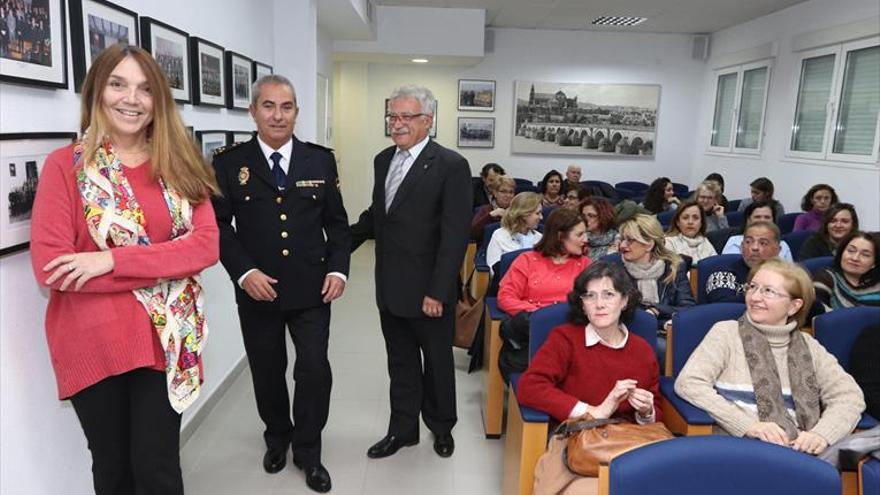 Medio centenar de enfermeros reciben consejos ante agresiones