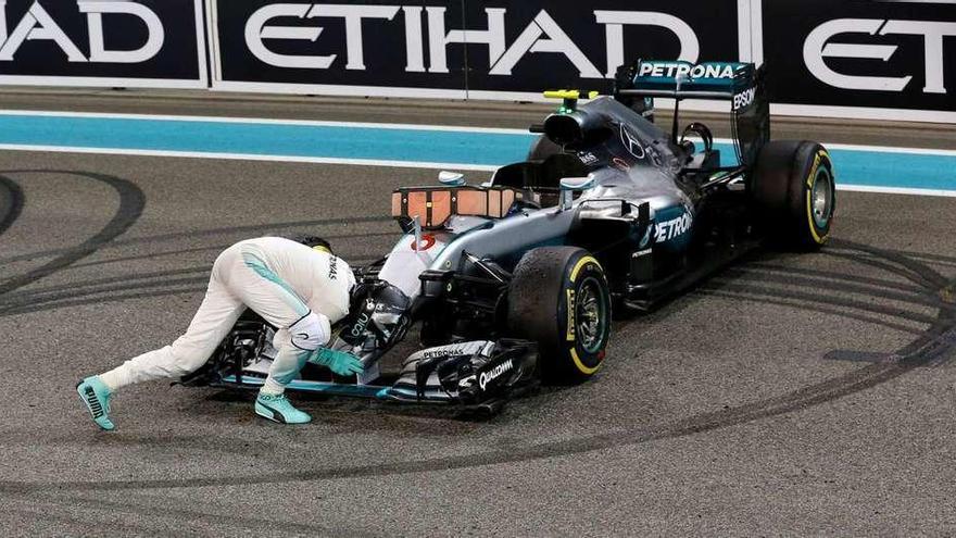 El alemán besa su monoplaza tras conquistar el Mundial en el circuito de Yas Marina.